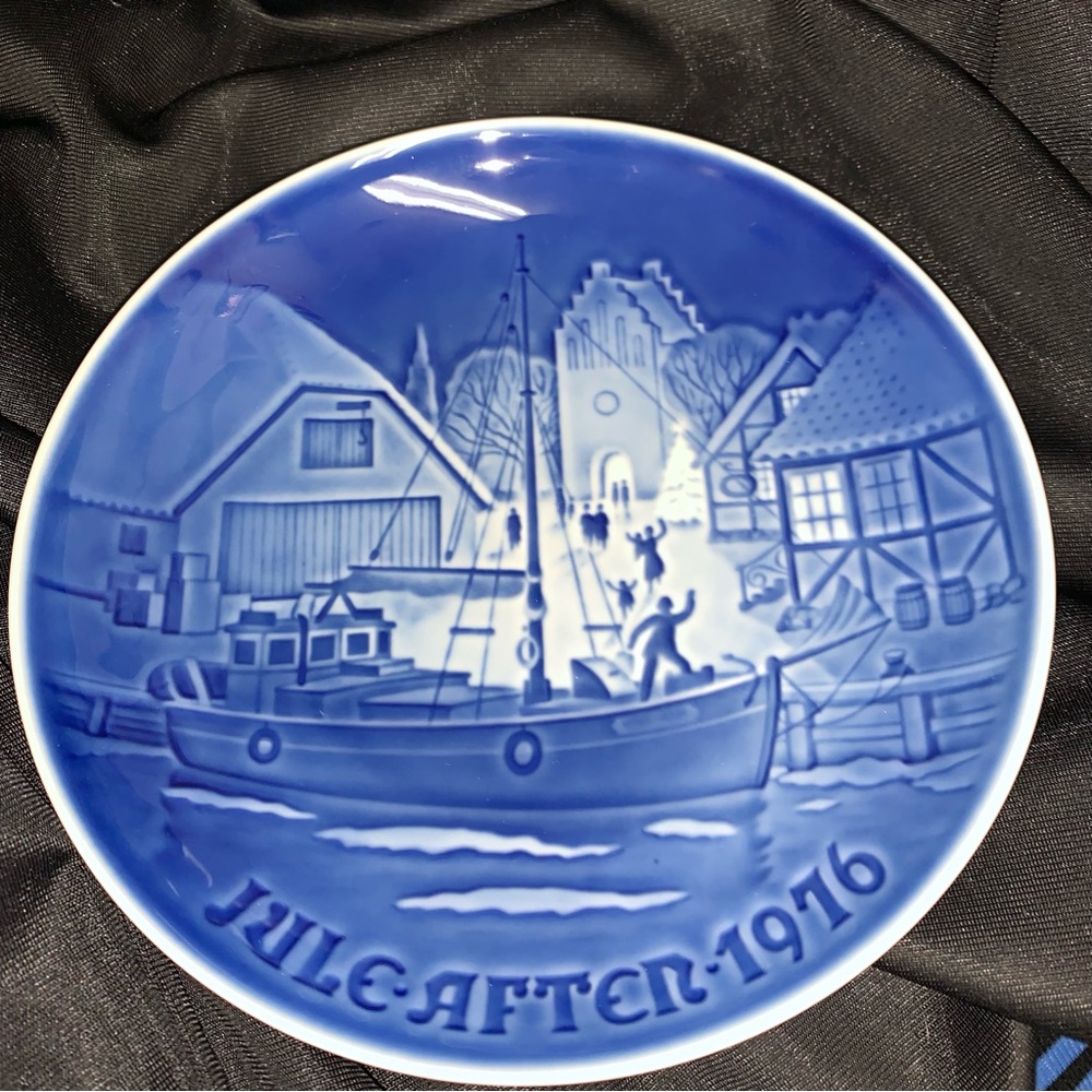 1976 Royal Copenhagen B&G (Bing & Grondahl) Denmark
Jule After Plate